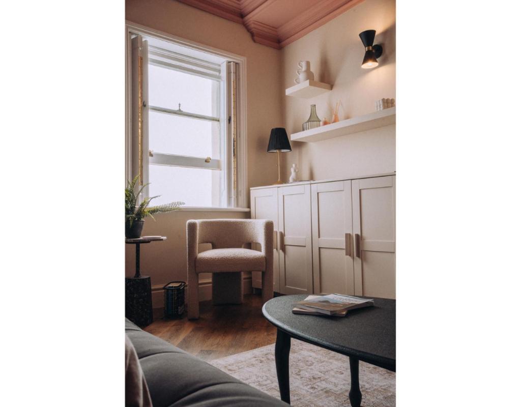 Pebble View - Cosy With Sea-views Apartment